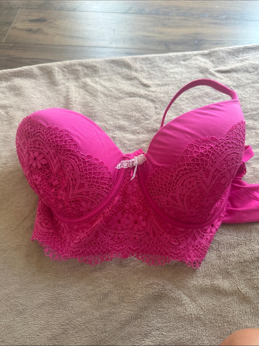 Victoria’s Secret hot pink bra, 36DD, smoke free home